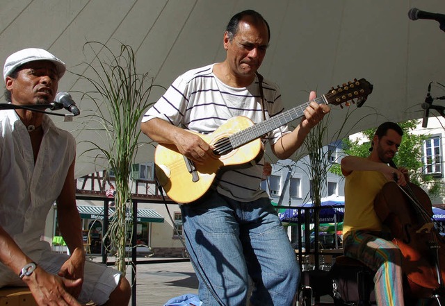 Rhythmus, dass jeder mitmuss, gibt&#8217;s heute auf dem Marktplatz.   | Foto: Rab