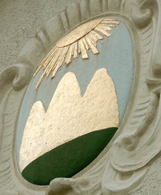 Die Sonne scheint in Prechtal immer &#... auf dem Gemeindewappen am Schulhaus.   | Foto: B. Fackler