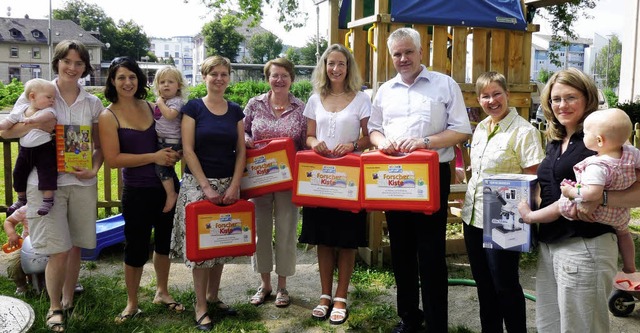 Umicor spendet Forscherkisten: (von li..., Cornelia Rudigier, Catrin Heubling.   | Foto: Privat