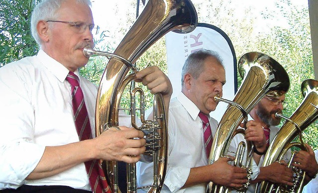 Mit festlichen und frhlichen Blserkl...heinfelden beim Jubilumskonzert auf.   | Foto: Roswitha Frey