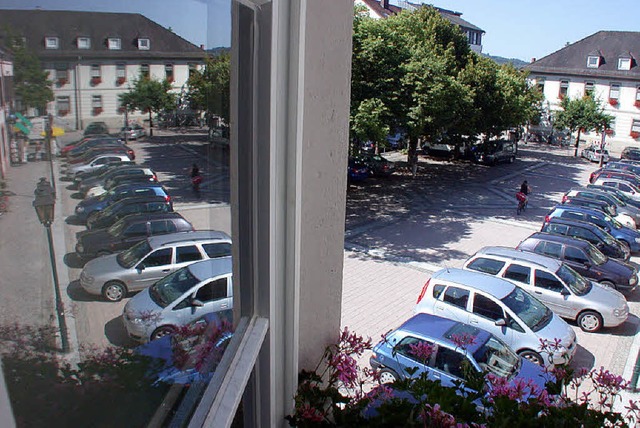 &#8222;Spiegelbild&#8220; Schopfheims:...r Marktplatz als zentraler Parkplatz.   | Foto: Andr Hnig