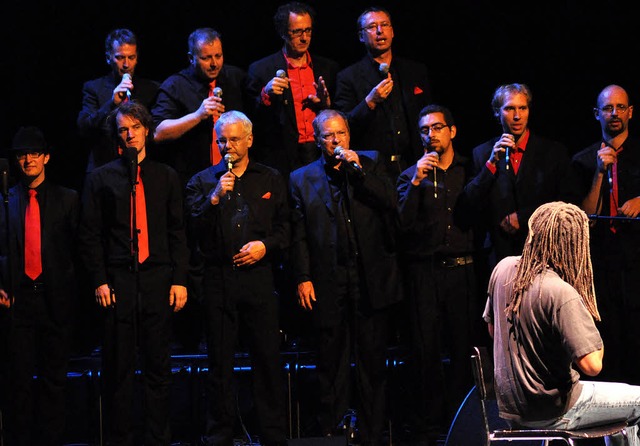 Verstehen sich wortlos: Der Freiburger Jazzchor und Bobby McFerrin   | Foto: Barbara Ruda