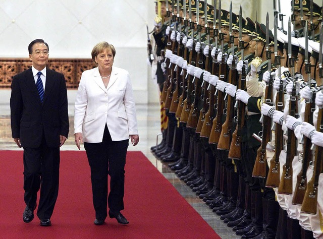 Wen Jiabao begrte Angela Merkel am Freitag mit militrischen Ehren.   | Foto: DPA