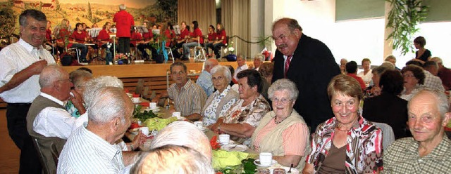 Zufriedene Mienen beim Seniorennachmit... im Gesprch mit einigen Teilnehmern.   | Foto: Pia Grttinger