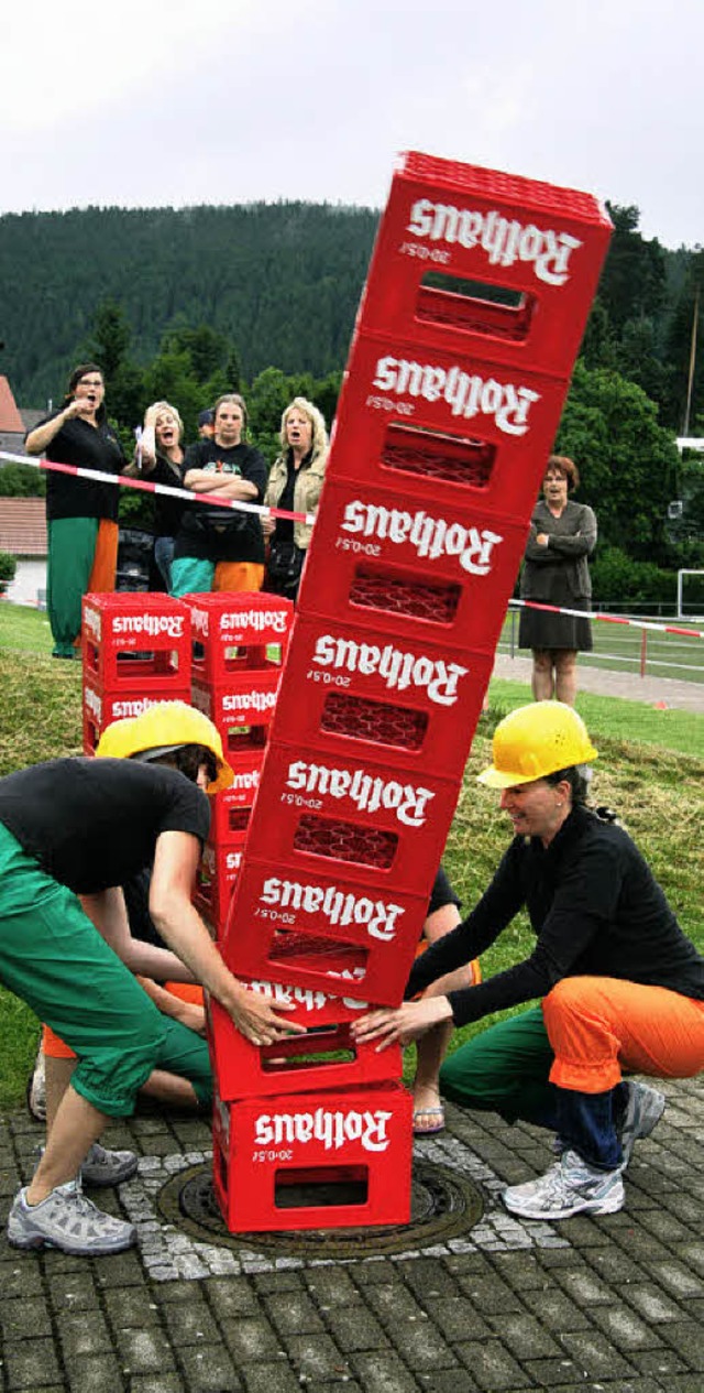 Huch, die Wlderhexen beim Stapeln von... Spa bei den  ersten  HSV-Fun-Games.   | Foto: Eva Korinth