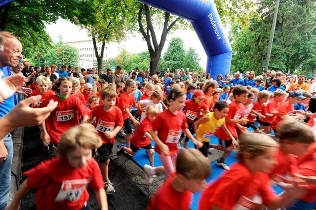 Ein rotes Meer von Luferinnen und Lu...reichen des Ziels auf dem Rotteckring.  | Foto: Rita Eggstein