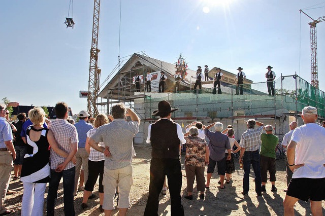 &#8222;Glck und Segen auf allen Wegen...pruch beim Richtfest der Quellenhalle.  | Foto: S. Mller