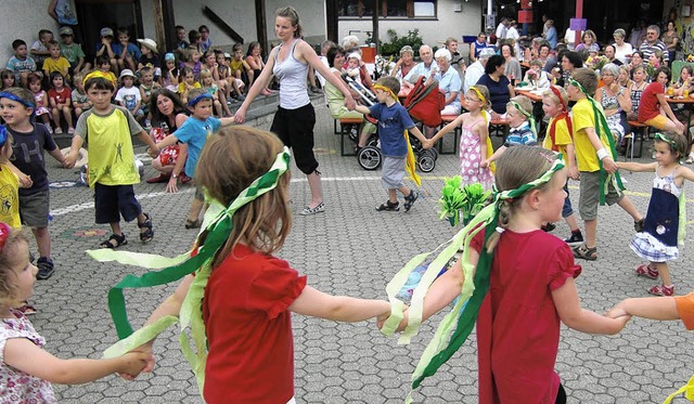 Kindergartenkinder vom Dachsberg erff... Wittenschwand mit frhlichen Tnzen.   | Foto: Albert Liertz