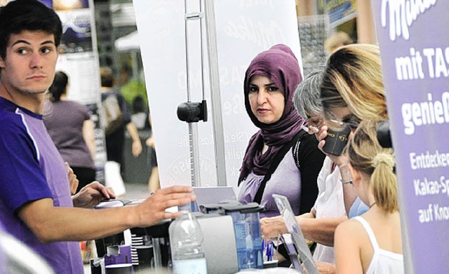 Auch Passanten trugen die Milka-Farbe.   | Foto: Ruda