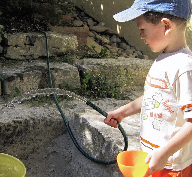 Hei auf Abkhlung: Mit Wasserspielen ...im Kindergarten  ganz gut berstehen.   | Foto: Franziska Kienzler