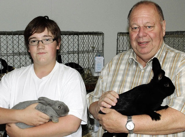 Jungzchter Michael Asal mit dem preis...er Wenner nichts zu beanstanden fand.   | Foto: Hans-Jrgen Hege