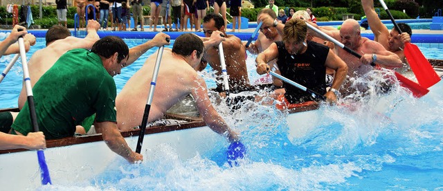 Gegeneinander Paddeln hie es beim Spi...sem Spiel spritzte das Wasser nur so.   | Foto: benjamin Zenke