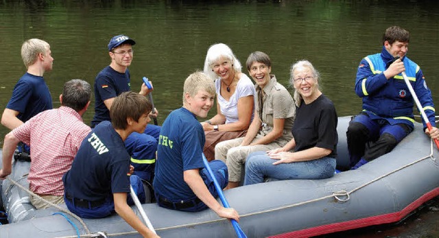 OB Gudrun Heute-Bluhm, die Vorsitzende...stachen vom Wiesestrand in den Fluss.   | Foto: Thomas Loisl Mink