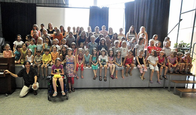 Volle Bhne: Teilnehmer des Kinder- un...chors bei der Ehrung in der HTG-Aula.   | Foto: Ruda