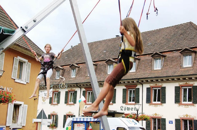 Viel Spa hatten Kinder beim Bungee-Trampolinspringen  | Foto: Hermann Jacob