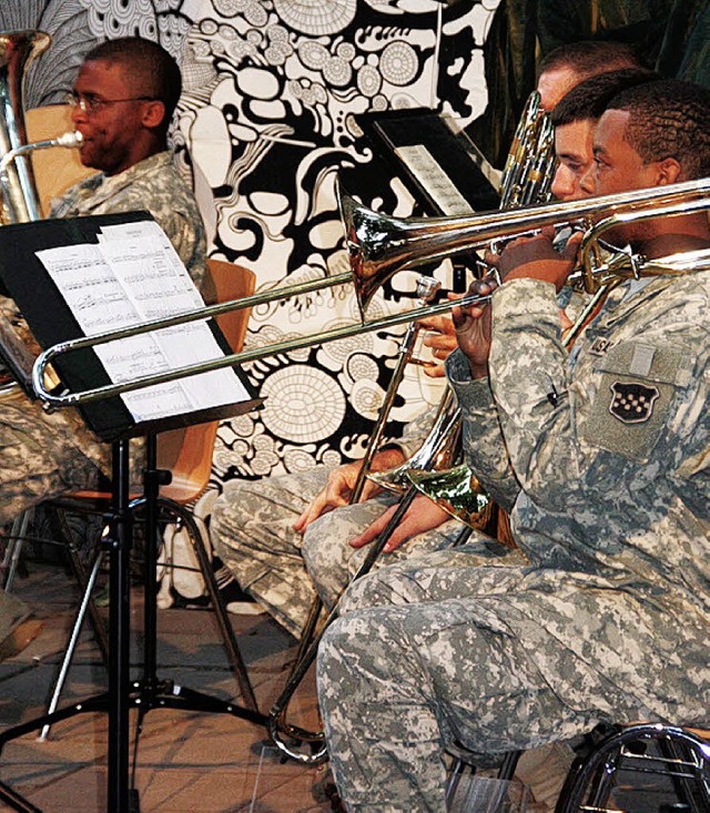 Gemeinsam mit der 380th US Army Band a...auf die Breisacher Freilichtbhne ein.  | Foto: Christine Aniol