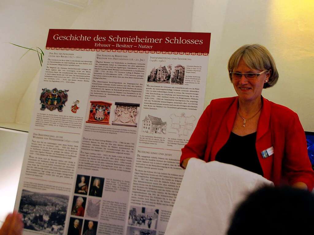 Der Festakt am Freitagabend: Ortsvorsteherin  Christa Dietz enthllt die Tafel