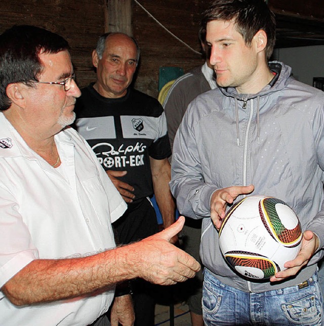 Champagnerstimmung herrschte bei der A...er und Spielertrainer Jens Lupberger).  | Foto: jrn kerckhoff