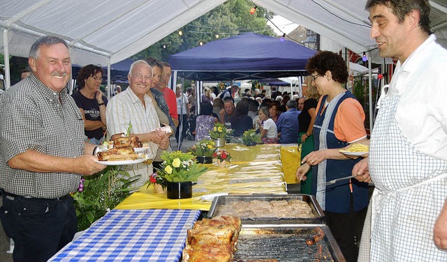 Steinmetz Heinz Schwab (links) hat die...shaxe verdient, denn er hat<ppp></ppp>  | Foto: sigrid umiger