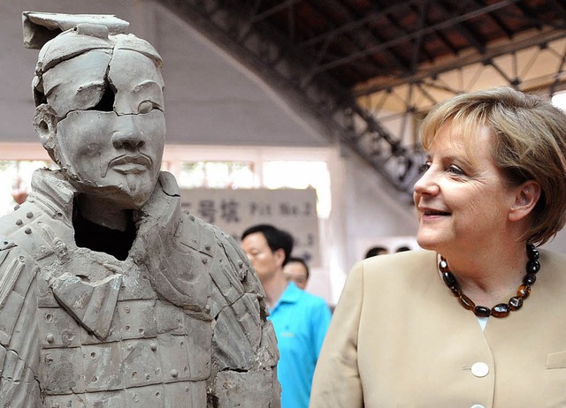 Merkel besichtigt die   2000 Jahre alte Terrakottaarmee in Xian.  | Foto: dpa