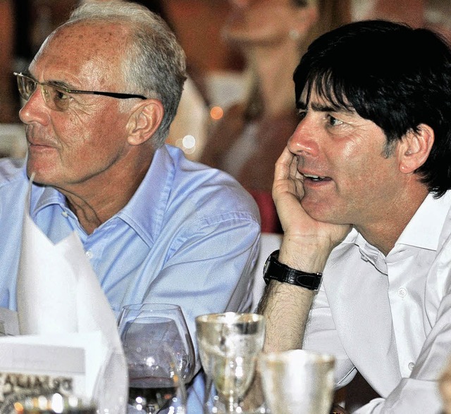 Joachim Lw (rechts) und Franz Beckenb...im Europa-Park in Rust an einem Tisch.  | Foto: ddp