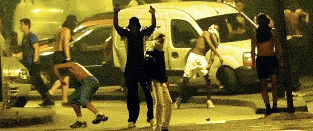 Aufruhr in Villeneuve: In dem Vorort v...wischen Demonstranten und der Polizei.  | Foto: AFP