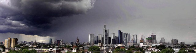 Frankfurts Bankentrme unter schwarz-grauen Wolken   | Foto: ddp/Privat