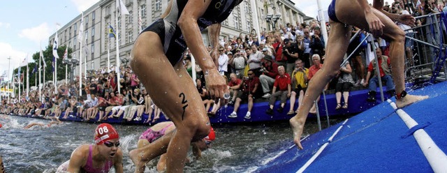 Aus dem Wasser, fertig, los: Triathlet...eten bevorzugen  flieende bergnge.   | Foto: dpa