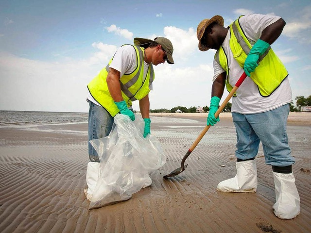 Die Reinigungsarbeiten am Golf von Mex...211; und weiter und weiter und weiter?  | Foto: dpa