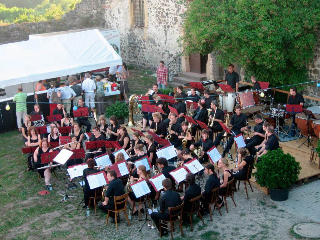 Konzert des Verbandsblasorchesters Kaiserstuhl-Tuniberg vor dem Burkheimer Schloss