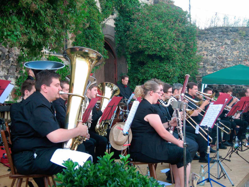 Konzert des Verbandsblasorchesters Kaiserstuhl-Tuniberg vor dem Burkheimer Schloss