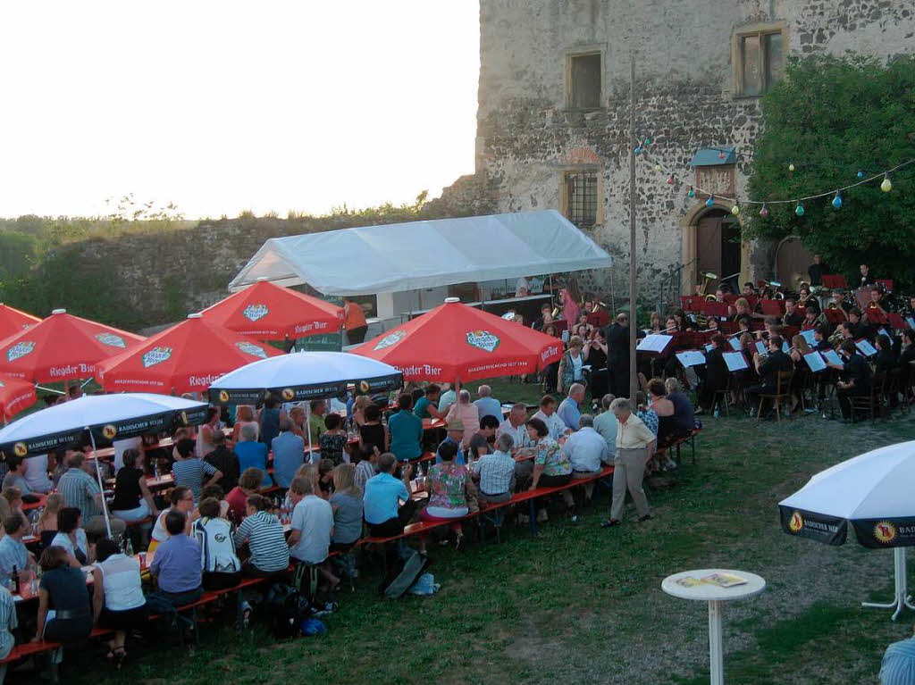 Konzert des Verbandsblasorchesters Kaiserstuhl-Tuniberg vor dem Burkheimer Schloss