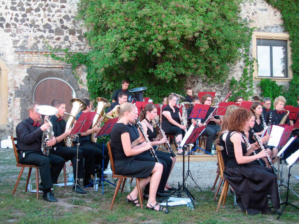 Konzert des Verbandsblasorchesters Kaiserstuhl-Tuniberg vor dem Burkheimer Schloss