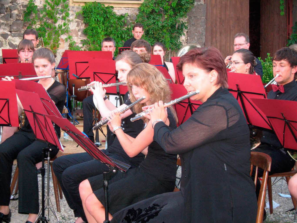 Konzert des Verbandsblasorchesters Kaiserstuhl-Tuniberg vor dem Burkheimer Schloss