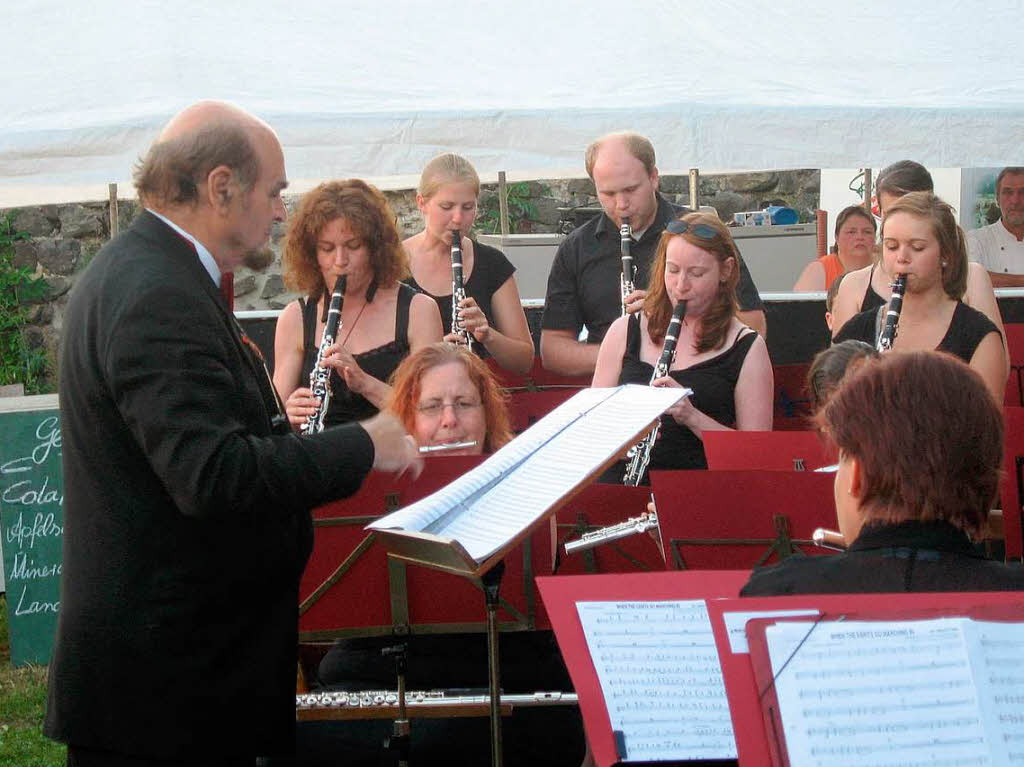 Konzert des Verbandsblasorchesters Kaiserstuhl-Tuniberg vor dem Burkheimer Schloss