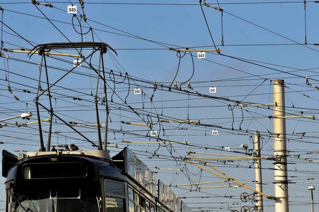 Schden an der Oberleitung haben die Linie 1 der Freiburger VAG lahm gelegt.  | Foto: Ingo Schneider