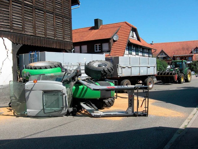 Der umgestrzte Traktor  | Foto: Polizei