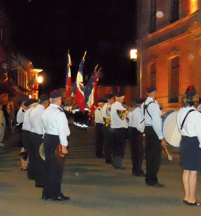 Um 22.15 Uhr am Vorabend des 14. Juli ...ie groe Parade zum Nationalfeiertag.   | Foto: feuerwehr