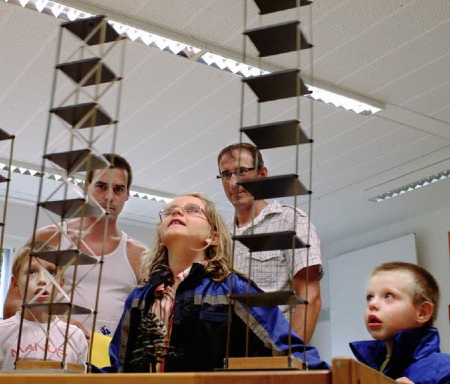 Stationenlauf mit Physik-Experimenten:...ch erzeugten Schwingungen simulieren.   | Foto: Christine Speckner