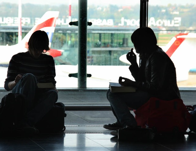 Lesen und warten &#8211; mehr knnen Passagiere bei Streiks nicht tun.  | Foto: Huber