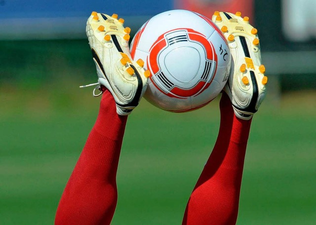 Der neue offizielle Ball der Bundeslig... drei Spieltagen gegen den Ball tritt.  | Foto: dpa