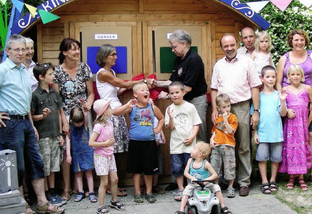 Die bergabe des Spielhuschens durch ...urde mit einem kleinen Fest gefeiert.   | Foto: mario schneberg