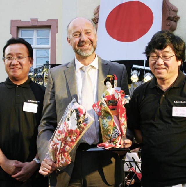Brgermeister Joachim Schwarz bekam vo...original japanische Puppen berreicht.  | Foto: David Seitz