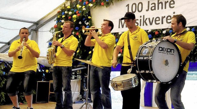 Volle Puste &#8211; die Bli-Bla-Blasmu...sbach  bei ihrem Auftritt in Krzell.   | Foto: Wolfgang Knstle