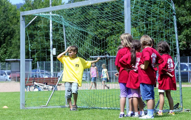 Die einen verfolgen noch das Spiel, di...ne vom Grundschulturnier in Seelbach.   | Foto: Wolfgang Knstle