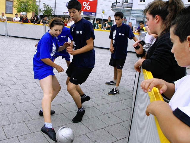 Fouls sind out, fairer Kampf ist in: &...n&#8220; auf dem Lahrer Rathausplatz.   | Foto: heidi fssel