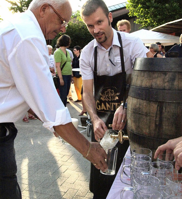 Beim Fassanstich: Brgermeister Christian Ante   | Foto: Tina Lindemann