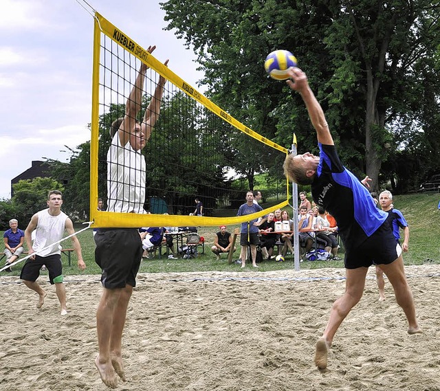 Viel Spa hatten die Mannschaften beim... dem  Beach-Volleyballfeld in Laufen.   | Foto: Volker Mnch