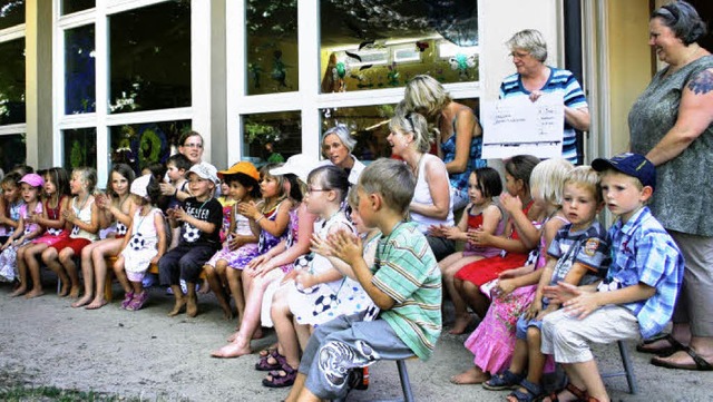 &#8222;Wir sagen danke fr die Spende&...o an rtliche Kindergrten verteilte.   | Foto: Sabine Model