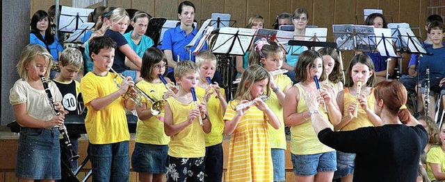 Jugendkapelle und die Schulband der Fr...hule stiegen gemeinsam auf die Bhne.   | Foto: Bernhard Birlin